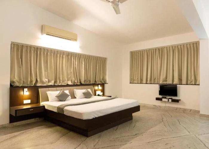 Hotel Paramount Suites & Service Apartments