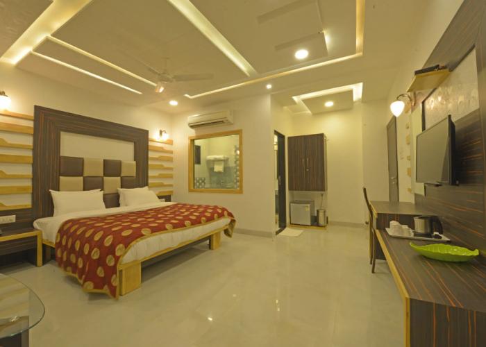 Hotel J P International