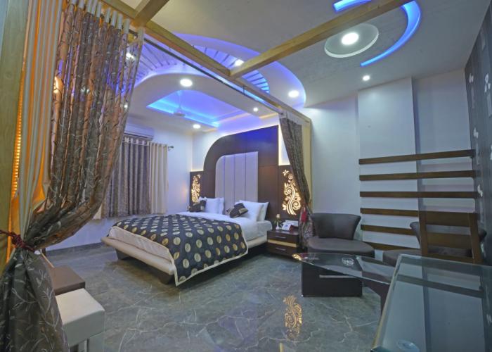 Hotel J P International