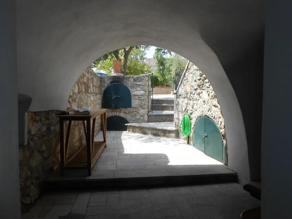 фото Spitakia