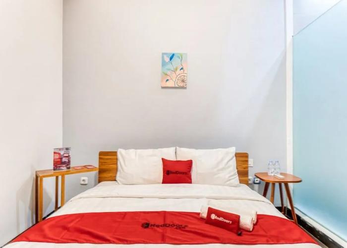 RedDoorz Plus near Taman Ismail Marzuki