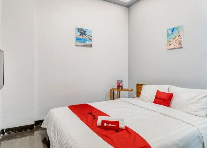 RedDoorz Plus near Taman Ismail Marzuki