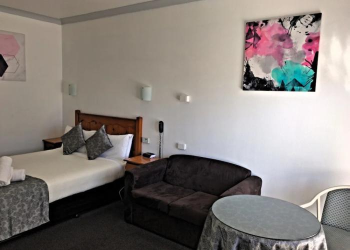 New England Motor Inn