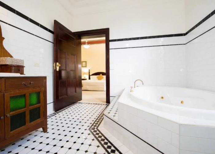 Petersons Armidale Winery & Guesthouse