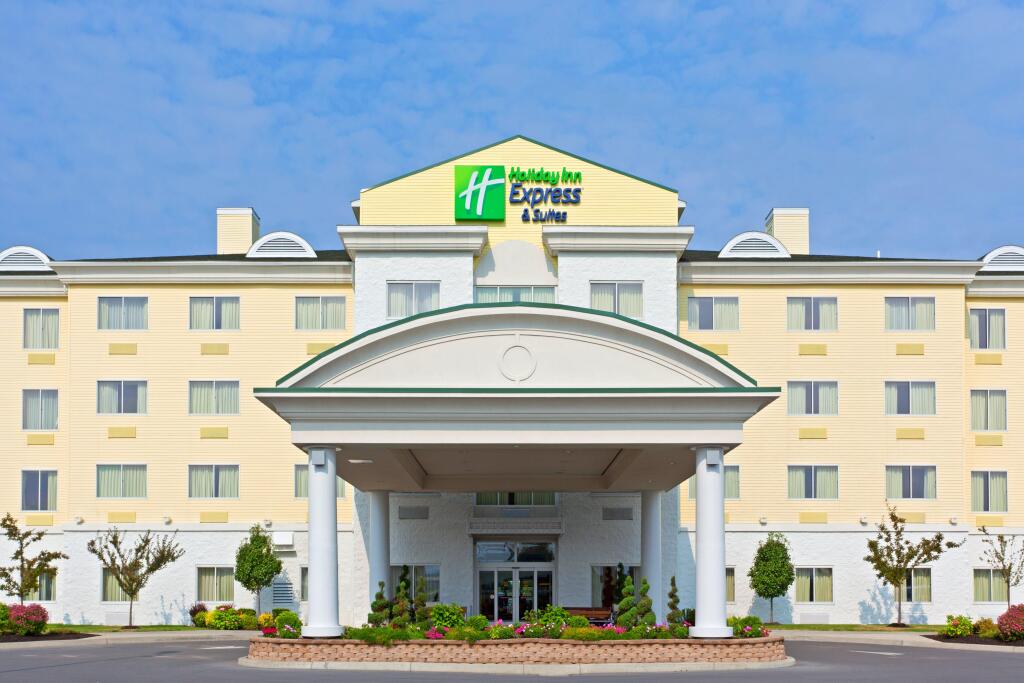 Holiday Inn Express Hotel & Suites Watertown-Thousand Island by IHG