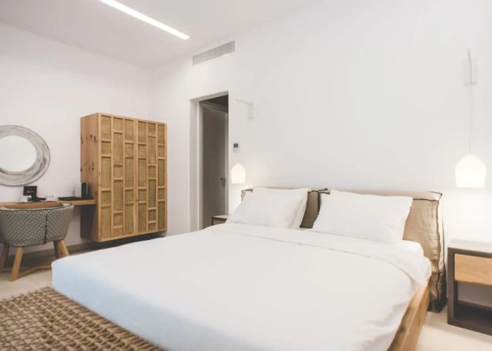 Super Paradise Hotel