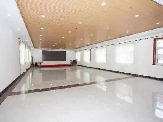 Jiamusi Number Nine Hotel (Railway Station Central Hospital)