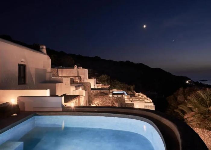 Hill Club Naxos