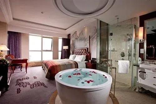 Long You West Lake Hillview International Hotel