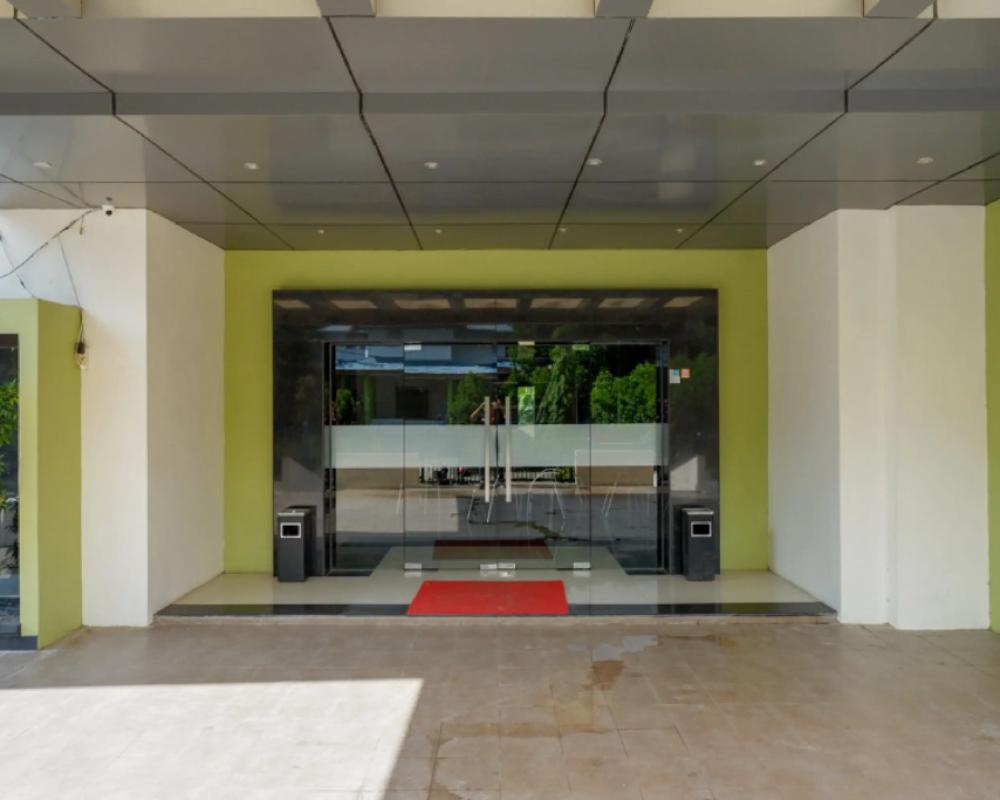 RedDoorz Plus near Hotel Benua Kendari