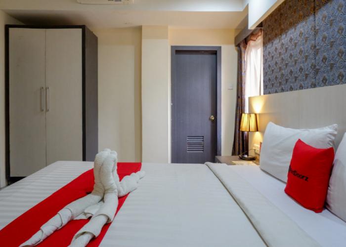 RedDoorz Plus near Hotel Benua Kendari
