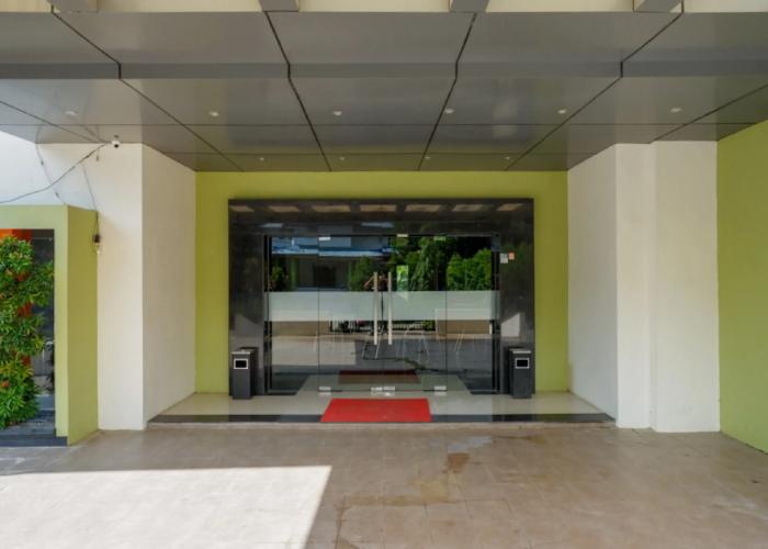 RedDoorz Plus near Hotel Benua Kendari