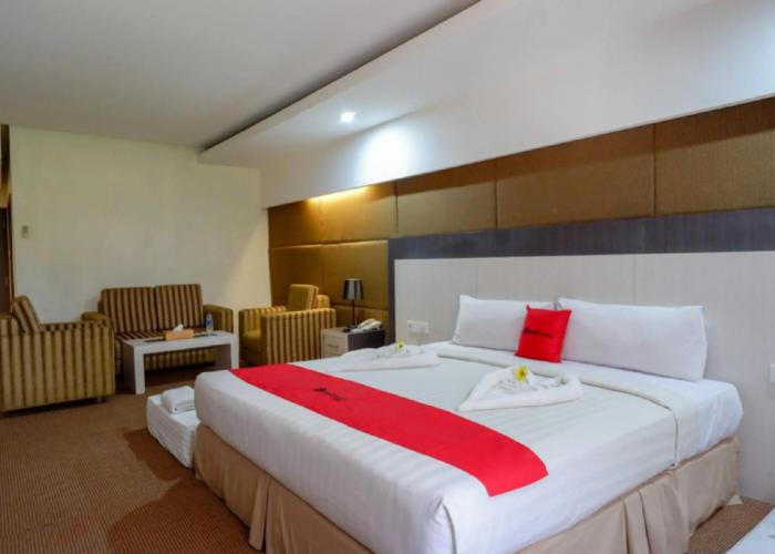 RedDoorz Plus near Hotel Benua Kendari