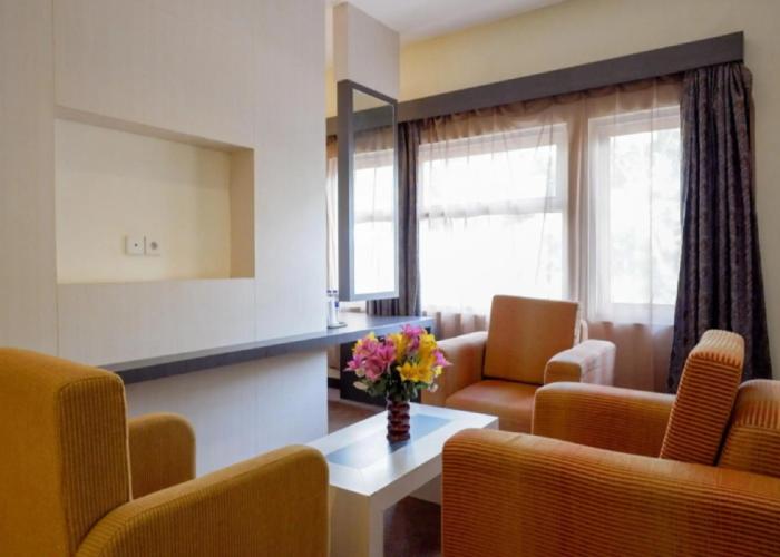 RedDoorz Plus near Hotel Benua Kendari