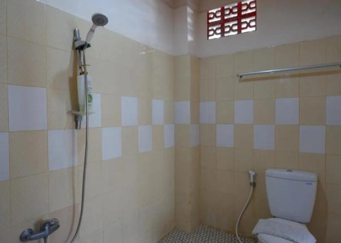 RedDoorz near Kendari Beach 2