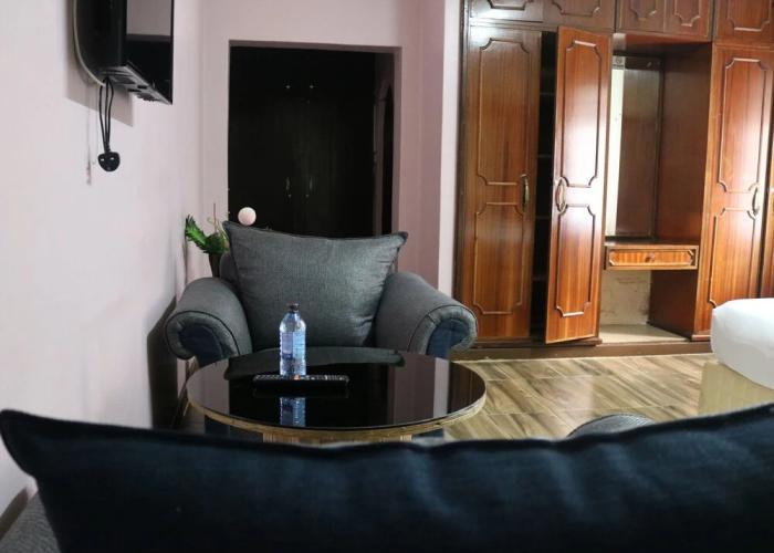 Tisa Suites & Lounge