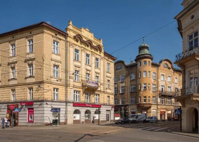 Queen Apartments