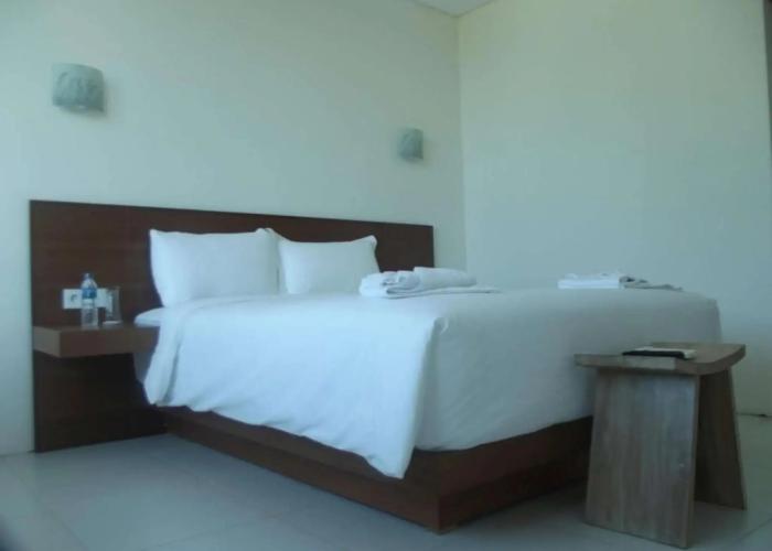 L Bajo Hotel