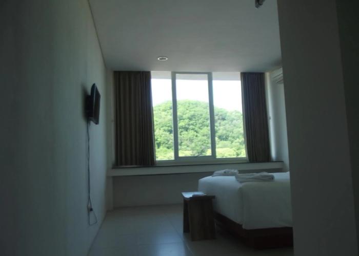 L Bajo Hotel