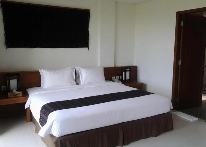 L Bajo Hotel
