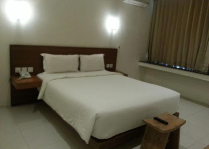 L Bajo Hotel