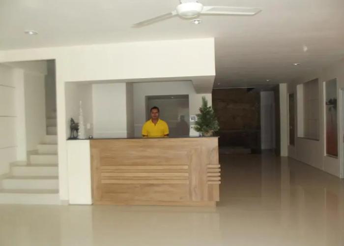 L Bajo Hotel
