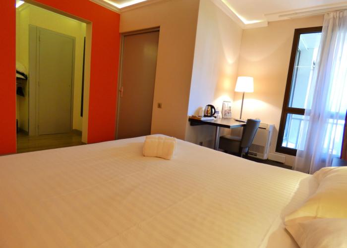 Hotel Black and Green