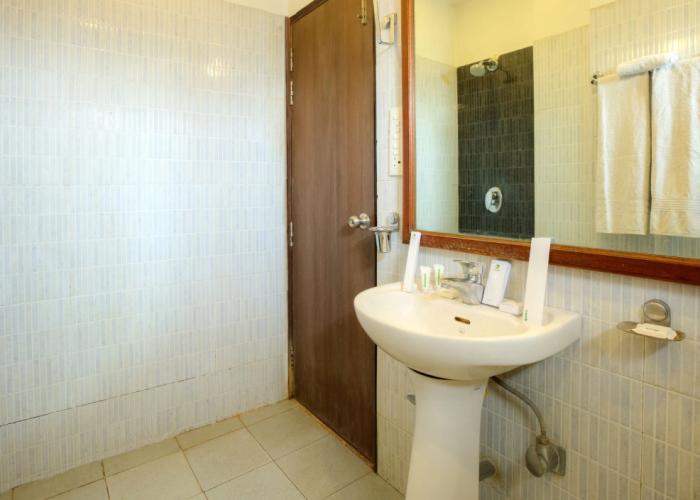 Treebo Shivam Inn Near Singapore Mall
