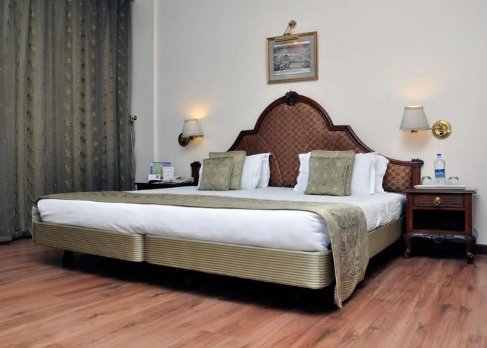 Clarks Avadh