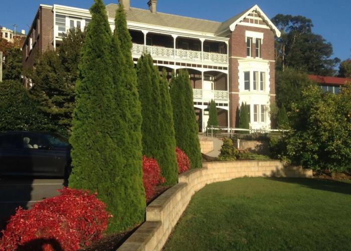 Auldington Hotel