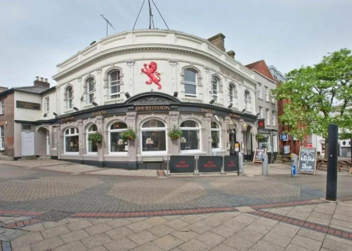 OYO The Red Lion Hotel