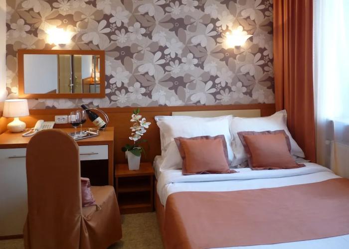 Eney Hotel