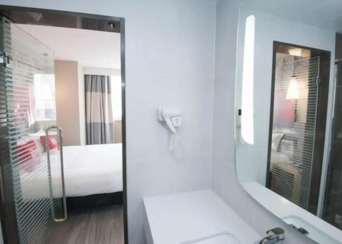 ibis Luoyang Baolong Square Hotel