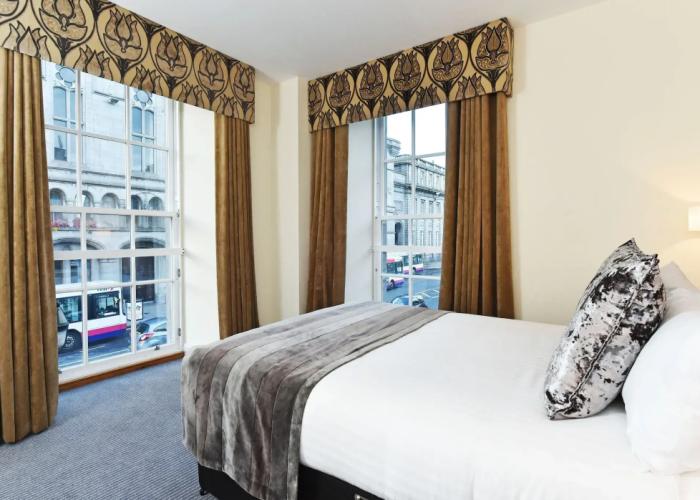 Royal Athenaeum Suites