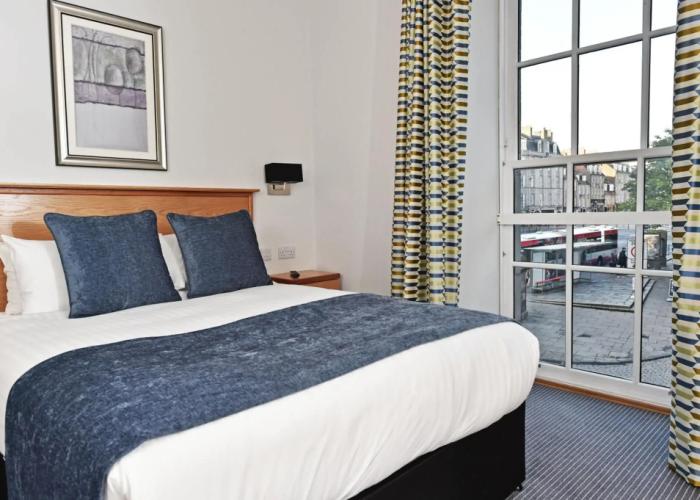 Royal Athenaeum Suites