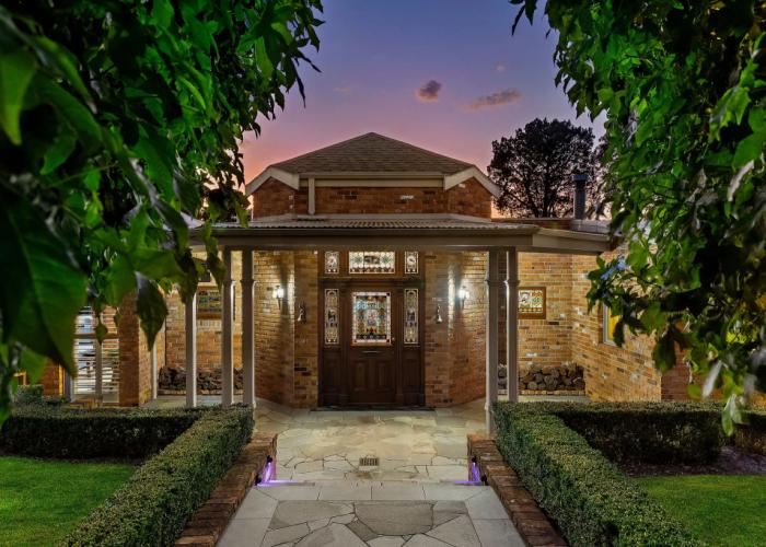 Tranquil Estate With Pool Heated Spa Gardens
