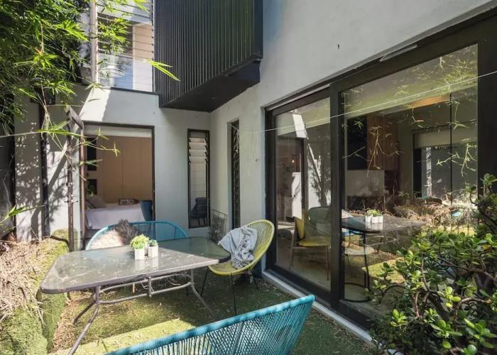 Melb Cbd a Zen oasis garden studio.