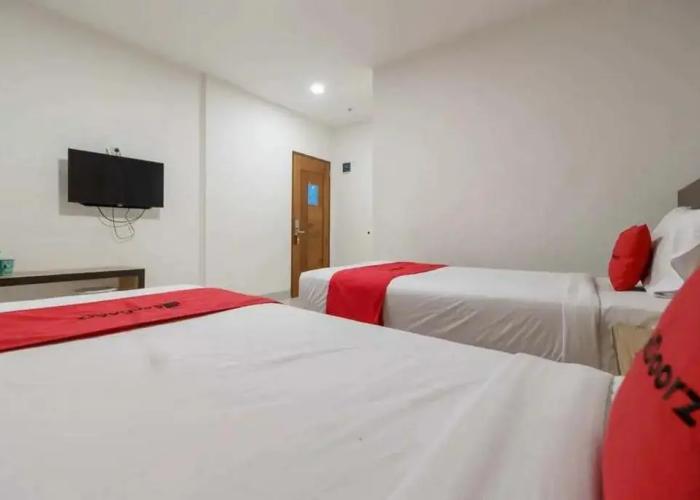 RedDoorz Plus @ Cemara Asri Medan