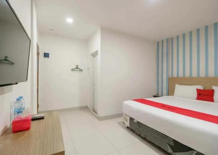 RedDoorz Plus @ Cemara Asri Medan