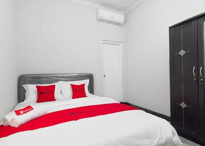 RedDoorz near Batik Tulis Celaket 2