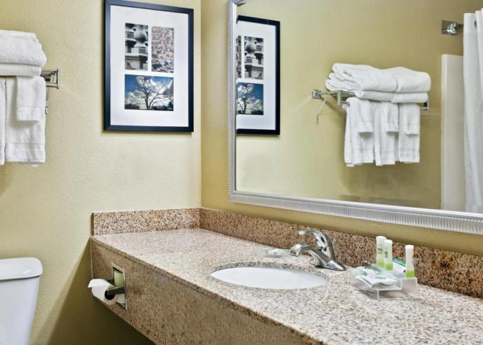 Country Inn & Suites by Radisson, Moline Airport, IL