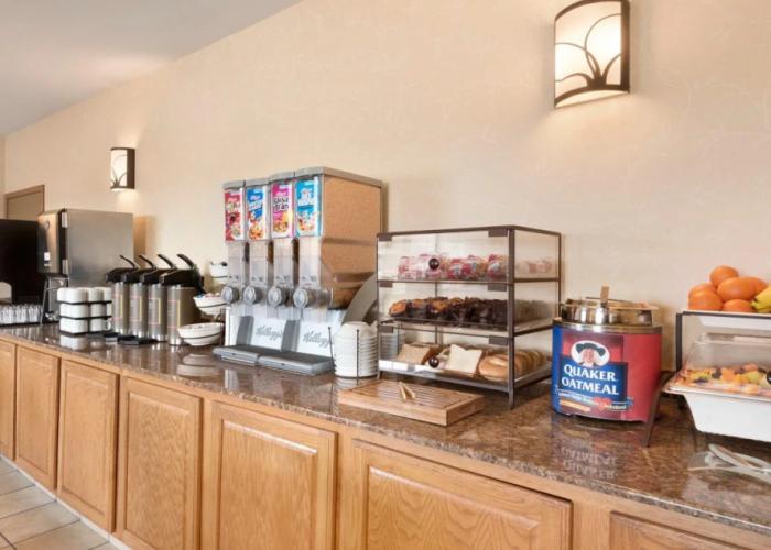 Country Inn & Suites by Radisson, Moline Airport, IL