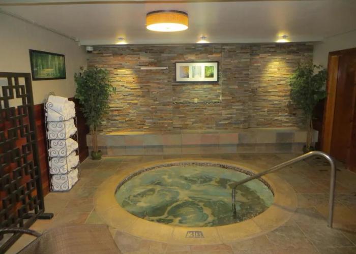 The Mammoth Creek Inn