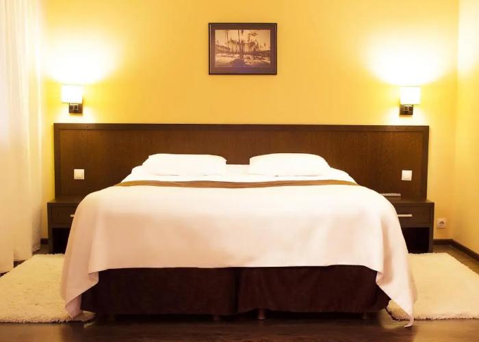 69 parallel Hotel