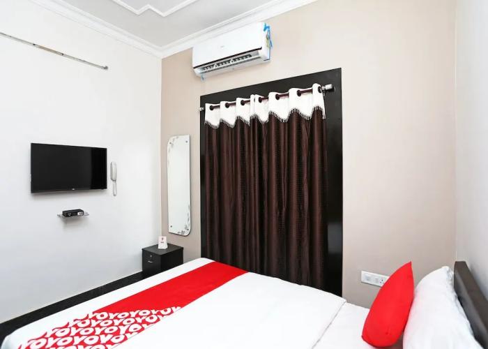 OYO 14988 Regal Stays