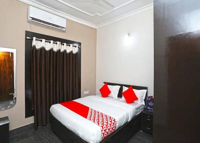 OYO 14988 Regal Stays