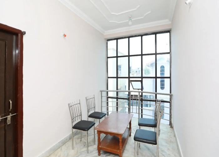 OYO 14988 Regal Stays