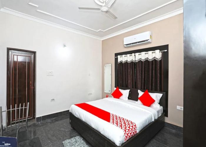 OYO 14988 Regal Stays