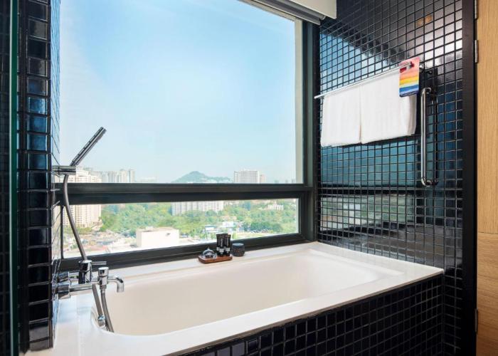 G Hotel Gurney