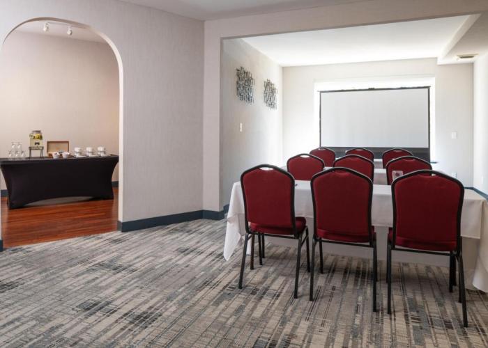 Four Points by Sheraton Victoria Gateway